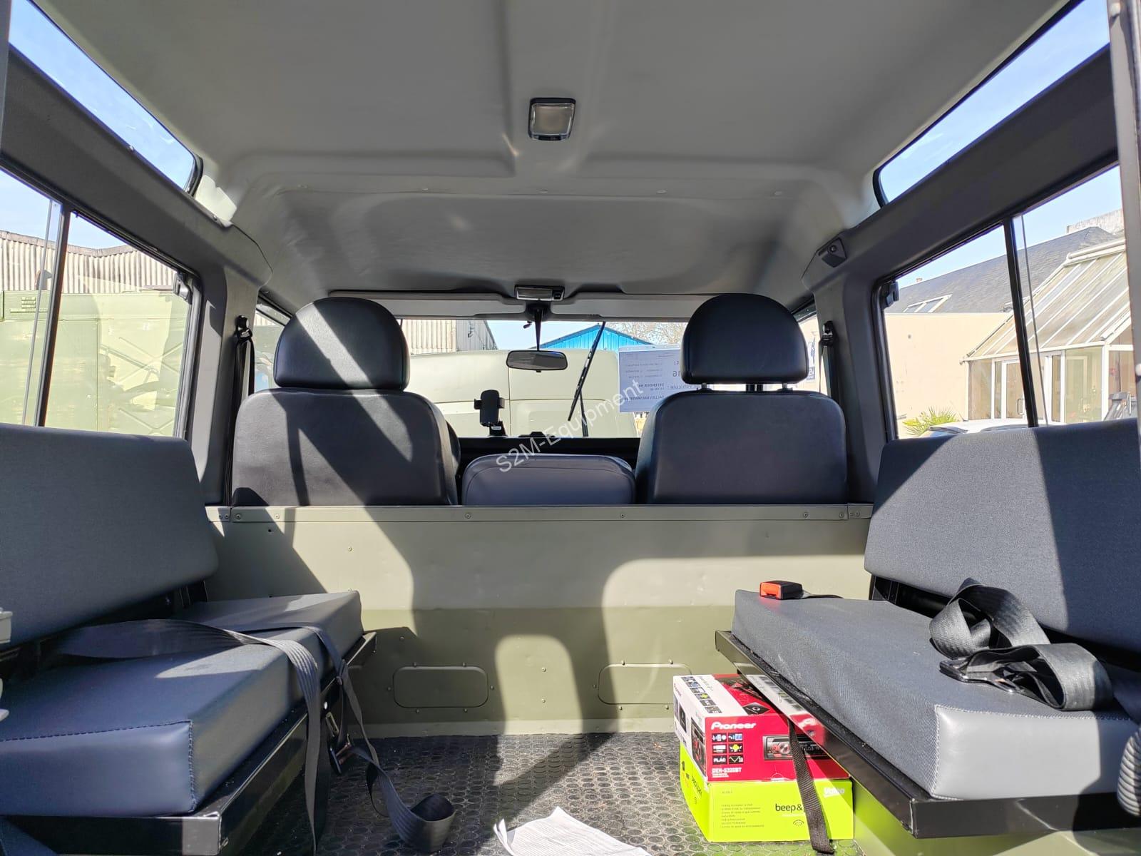 land rover defender 90 intérieur arrière