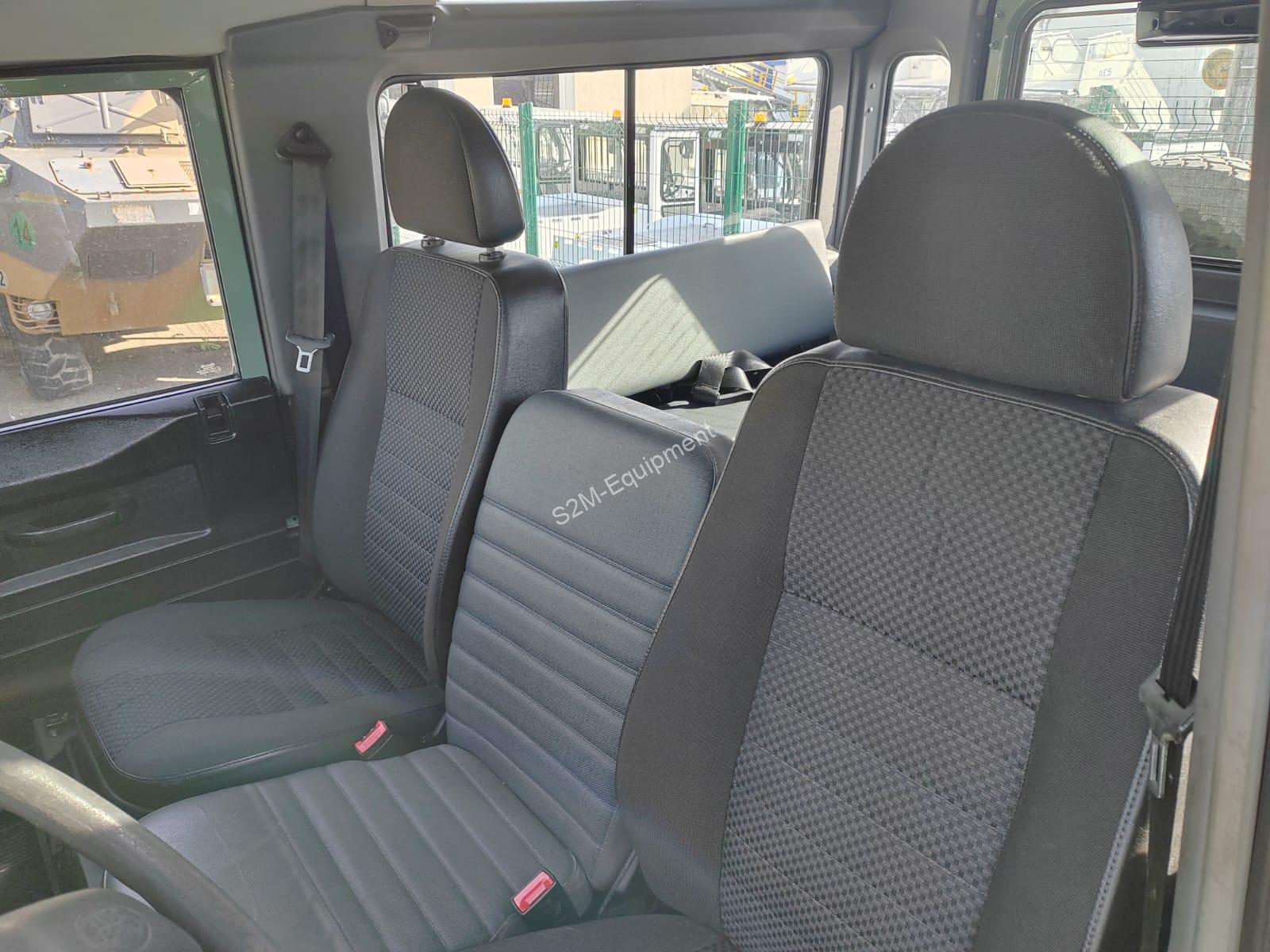 land rover defender 90 intérieur