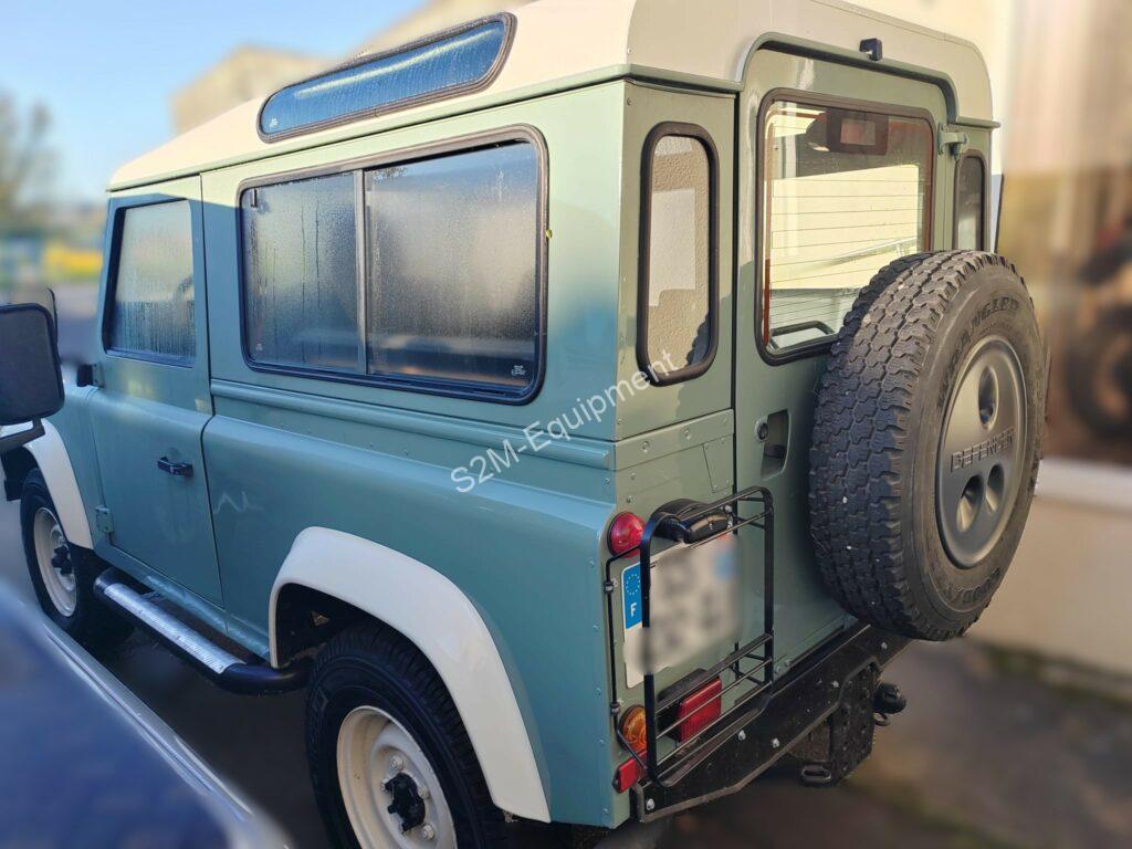 LAND ROVER DEFENDER defender vert et blanc arrière